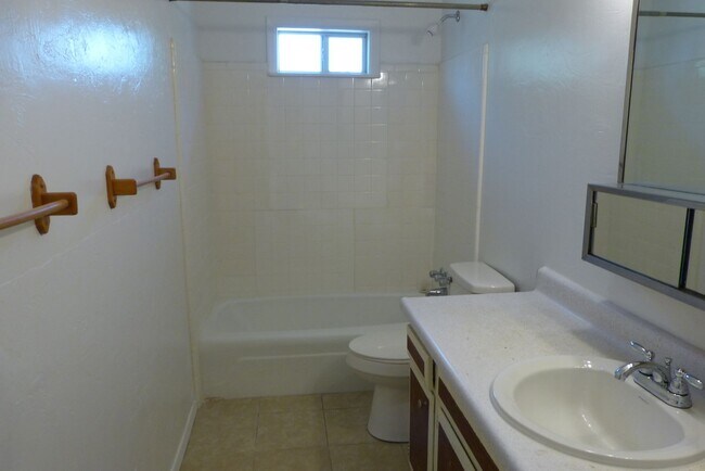 Building Photo - 3 bedroom 1 bath home.