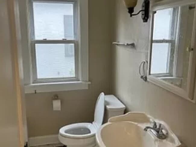 Building Photo - Charming 3 Bedroom Bungalow Aval 6/1/2026