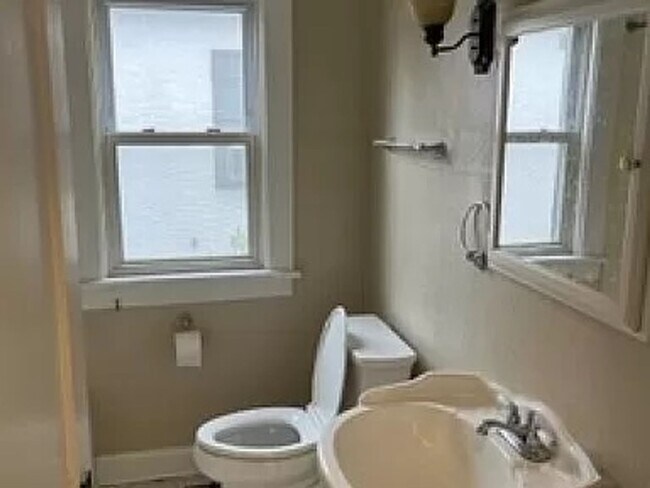 Building Photo - Pet friendly Charming 3 Bedroom Bungalow Aval 6/1/2026
