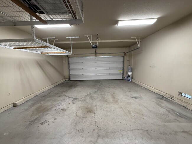 Building Photo - 3 Bedroom 3 Bath Beauty in West Sacramento!