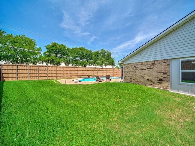 Building Photo - 1121 Bass Dr