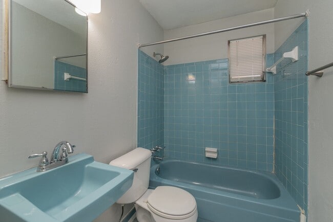 Building Photo - $1,120 - 3 bed/2 bath house in Turpin Hill, with fenced back yard! Section 8 Welcome!