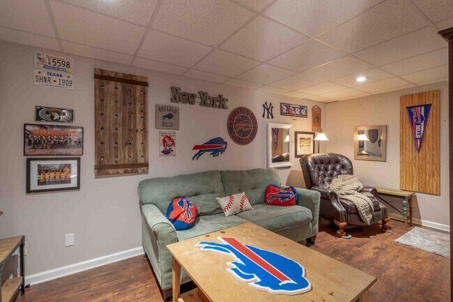 Building Photo - 3 bedroom Dog Friendly Home For Rent with Swimming Pool!