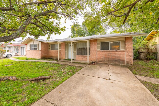 Front/ driveway / front door - 1816 E Tucker Blvd
