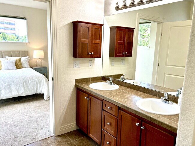 Building Photo - Bright & Peaceful 2 Bed, 2 Bath Corner Con...