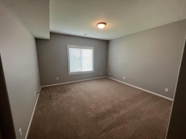 Building Photo - 627 N Daylily Dr