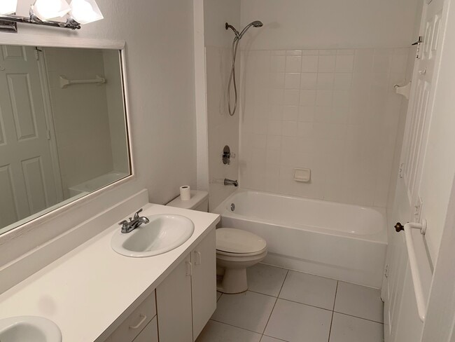 Building Photo - Central Park II Condos -  Downtown Sarasota Annual Rental 1-Bedroom 1-Bath $1595