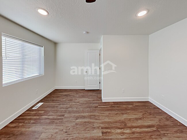 Building Photo - 2431 E Frontier St