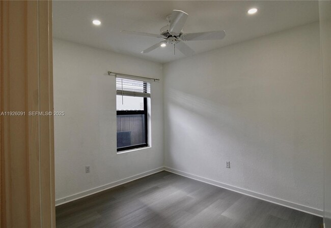 Building Photo - 561 NE 6th Pl