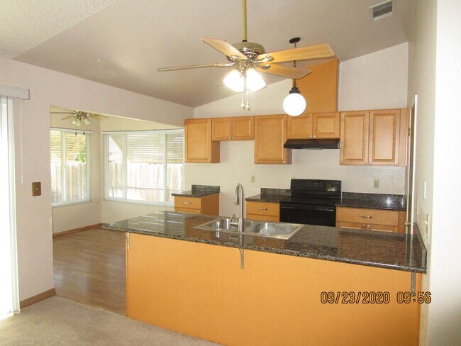 Building Photo - Nice Floorplan, Cute Yards - 4 Bedroom/2 B...