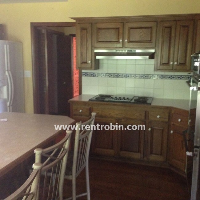 Building Photo - BEAUTIFUL EXECUTIVE HOME