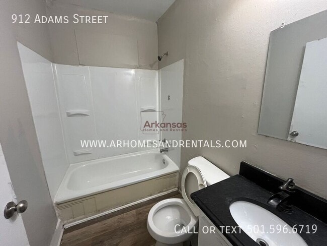 Building Photo - 912 Adams St