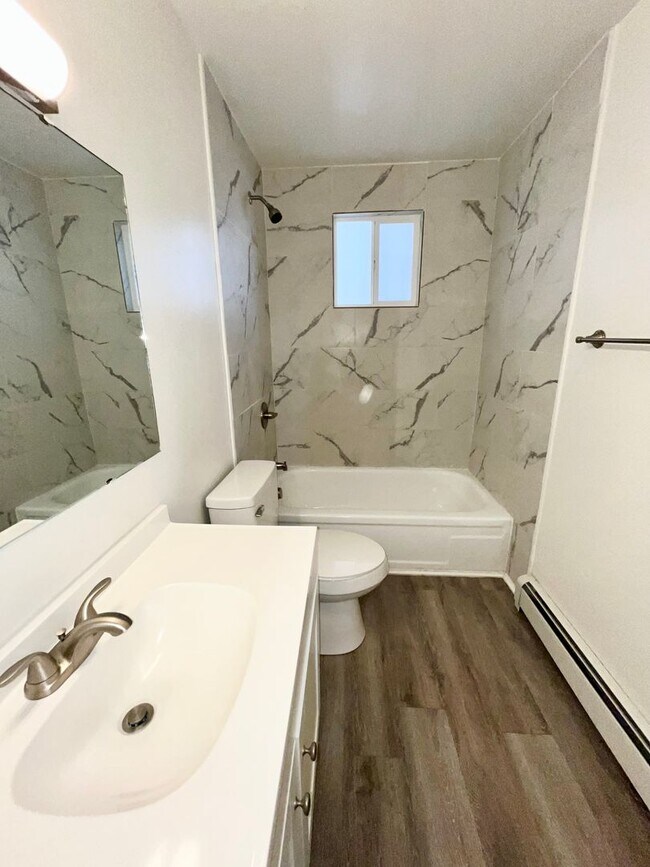 Building Photo - Top floor 1 bedroom apartment!