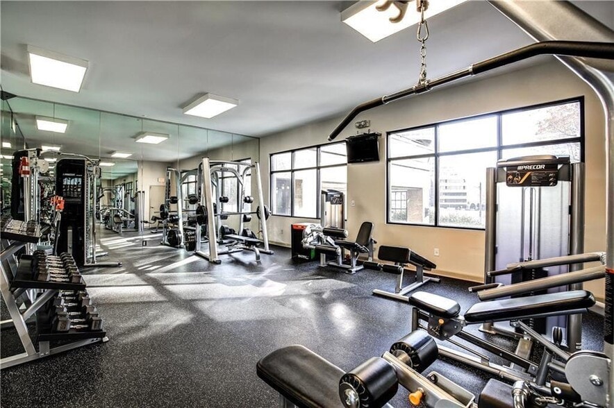 Building Photo - 3481 Lakeside Dr NE