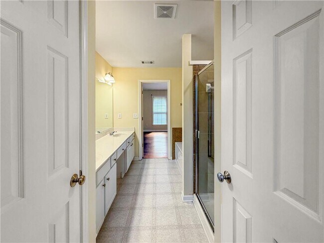 Building Photo - 2380 Fairlie Dr