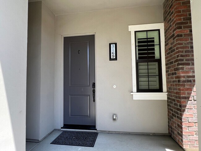 Building Photo - 3 bedroom | 2.5 bathroom | Crocker Village...