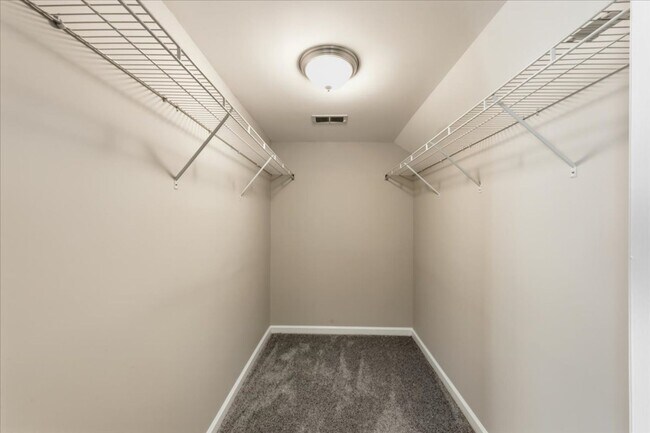 Building Photo - Spacious 5-Bedroom Home in the Live Oak Co...