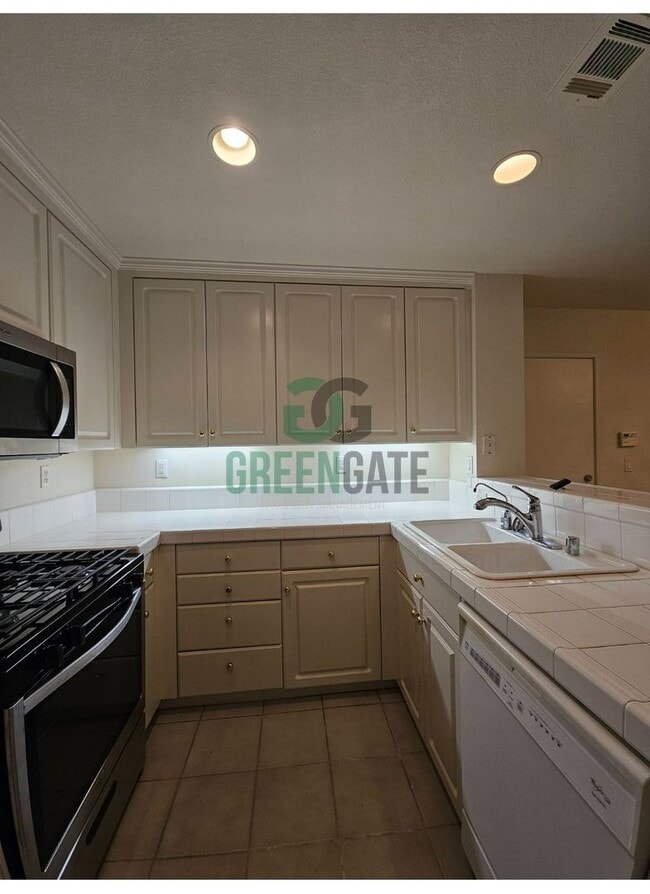 Building Photo - Charming 3 Bedroom 2 Bath Condo in TRACY! ...