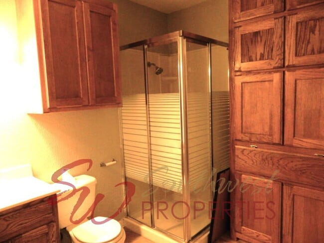 Building Photo - Charming 2 Bed / 2 Bath Home in Quiet Neighborhood + Bonus Room & Fenced Yard!