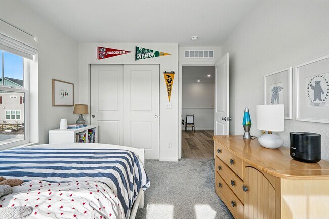 Building Photo - Spacious 3BR/3BA Townhome-Available NOW!