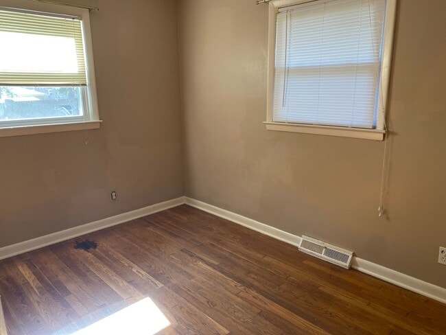 Building Photo - 3 bedroom 2 bath house