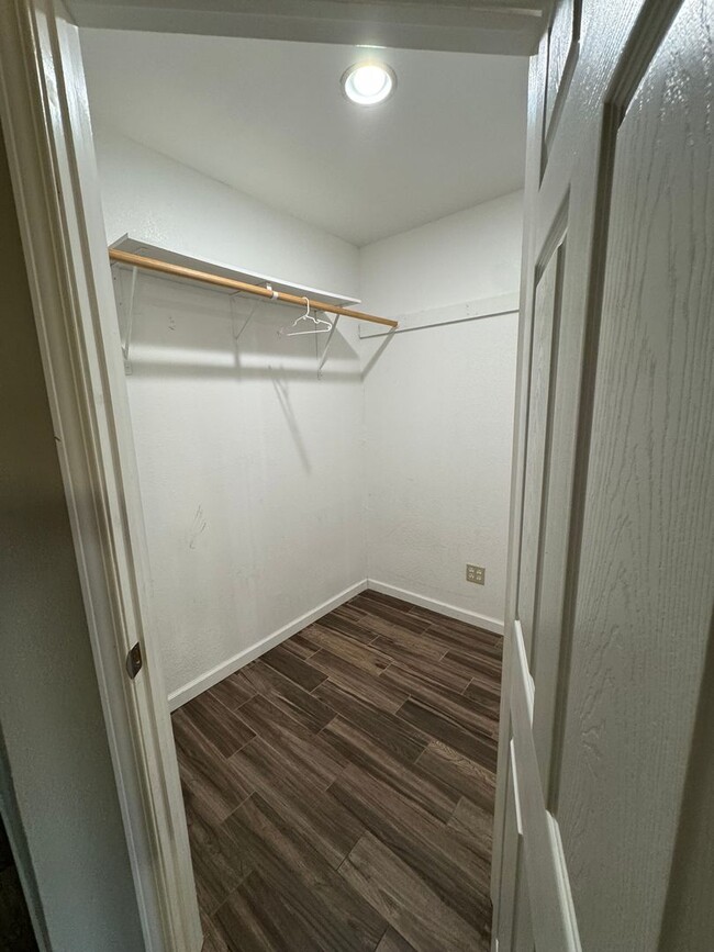 Building Photo - 3 bdrm 2 bath house on quiet cul -de-sac w...