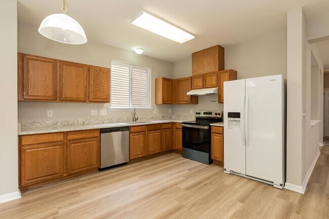 Building Photo - Four Bedroom Home in Sought After Neighborhood!