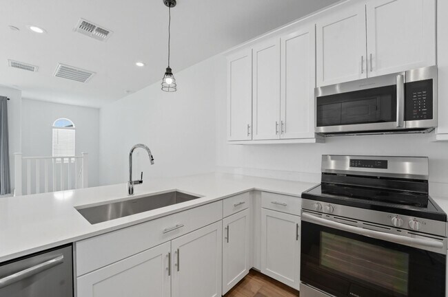 Building Photo - Like Brand New Luxurious Modern 3 Bedroom 2 Bath Townhome in Warner Meadow – Rare Rental Opportun...