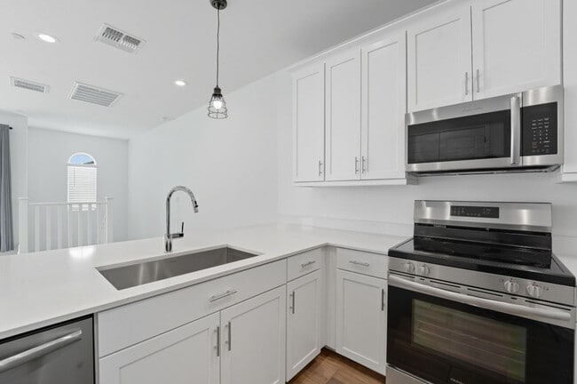 Building Photo - Like new Luxurious Modern townhome with 2 Master Suits in Warner Meadows!