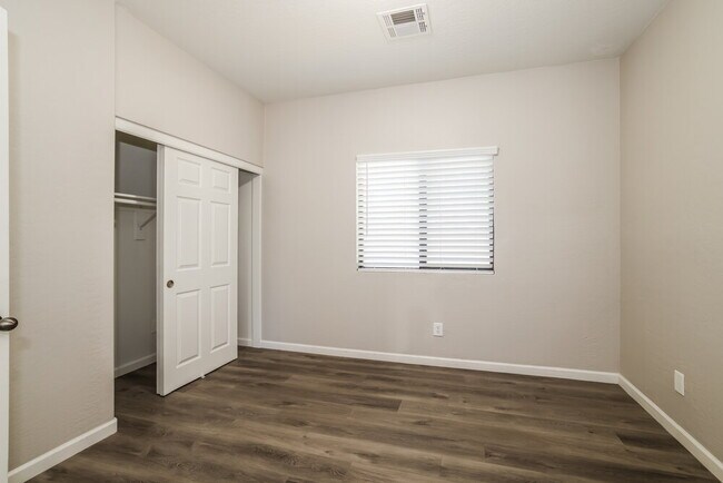 Building Photo - 2558 W Lynne Ln