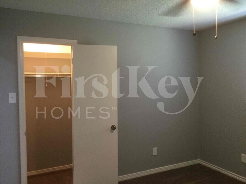 Building Photo - 419 Buckingham Pl