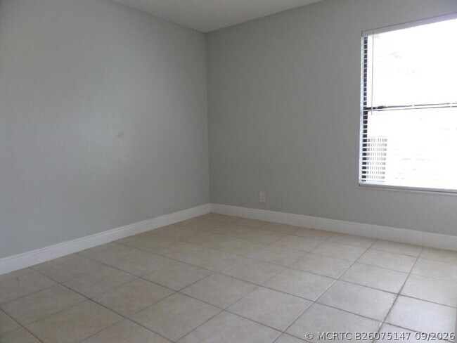 Building Photo - 1445 Lake Crystal Dr