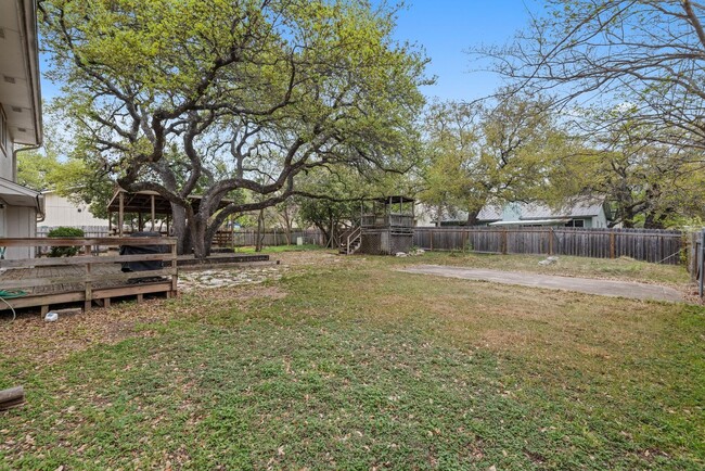 Building Photo - Happiness on Harcourt!