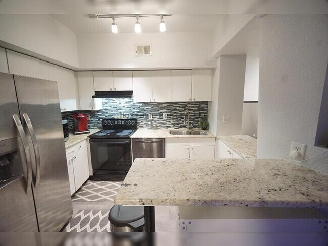 Building Photo - Experience the SoHo Lifestyle in the Heart of South Tampa!