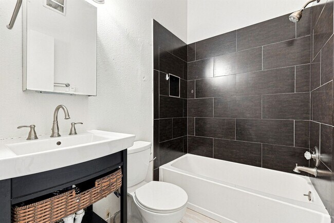 Building Photo - 2 Bed, 1 bath Available!