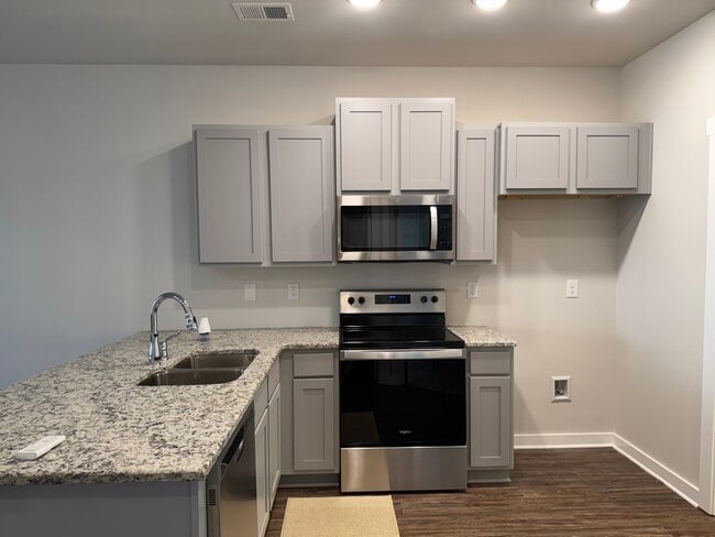 Building Photo - 419 Falls Pointe