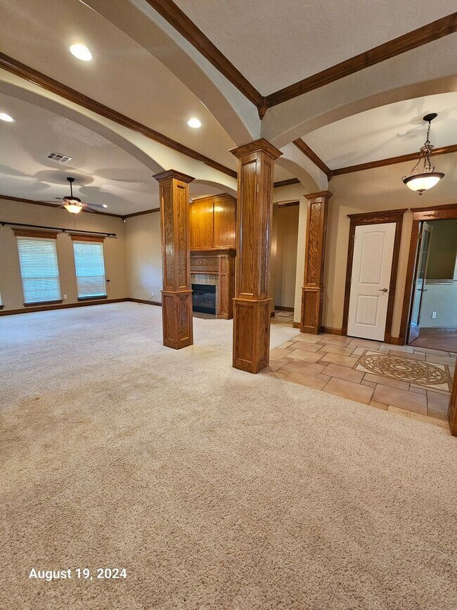 Building Photo - 3 (Bed)/2.5 (Bath) w/ Storm Shelter and Po...