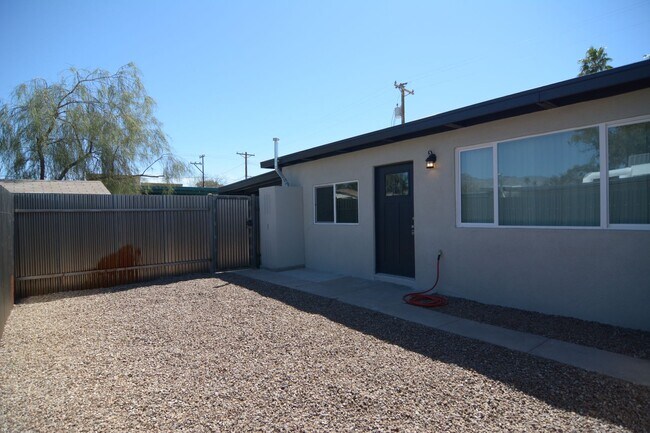 Building Photo - Remodeled 2 Bedroom 1 Bath Duplex! Great Central Tucson Location!