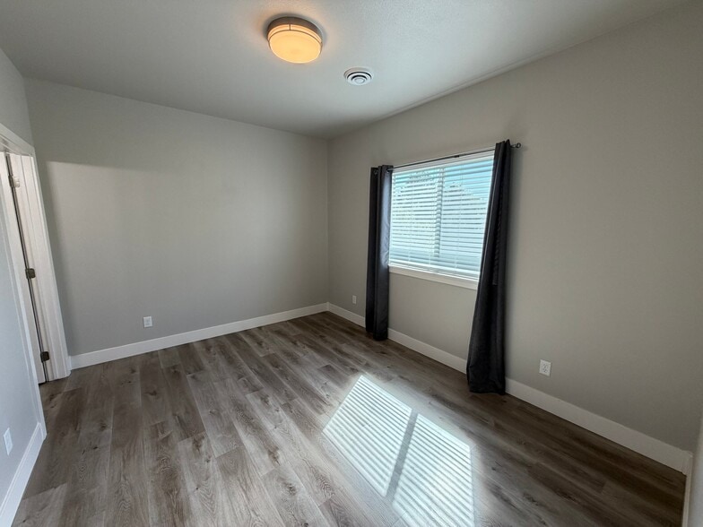 Building Photo - 3250 Rosebud Dr