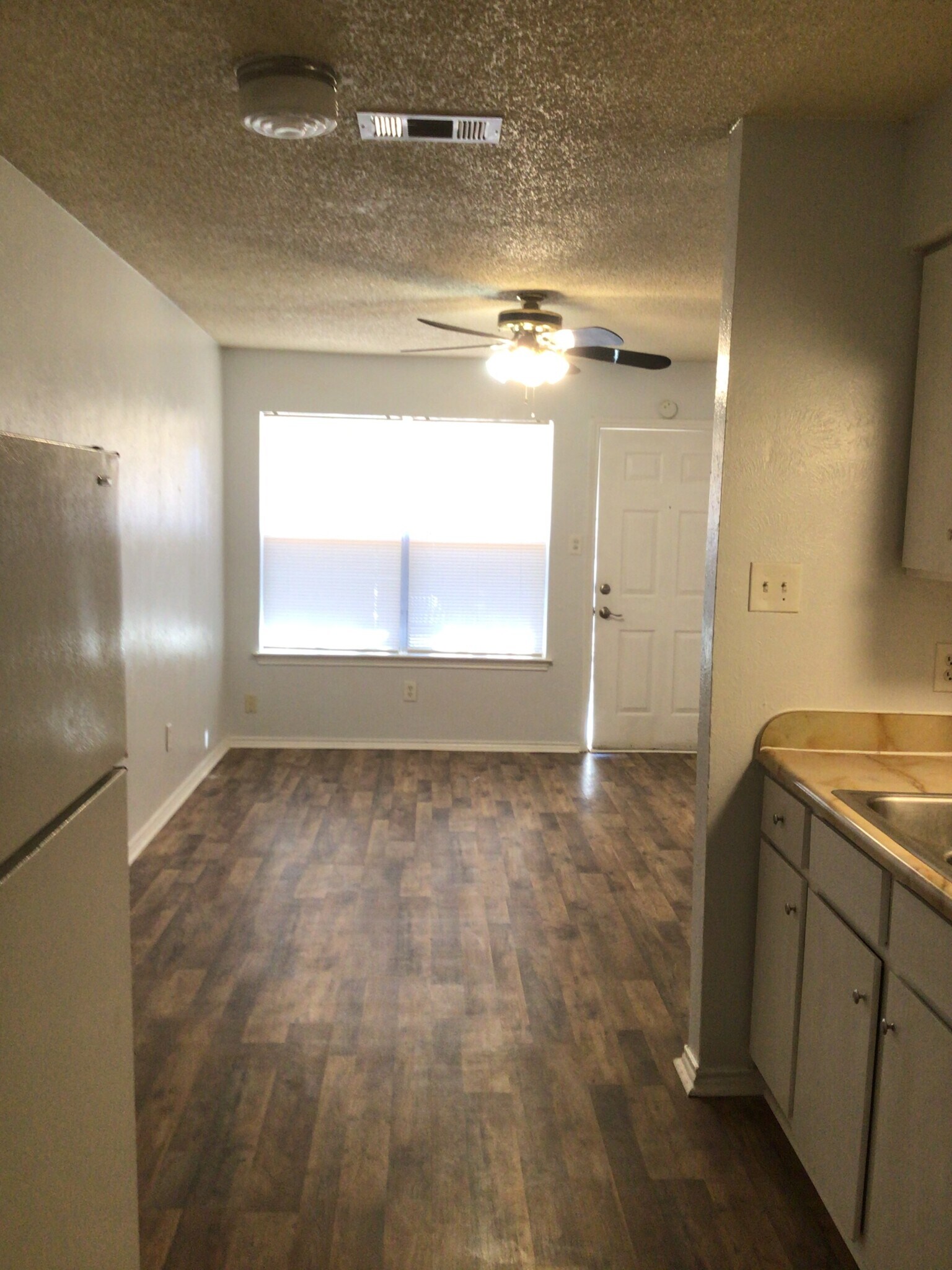 Building Photo - 304 E Oakdale St