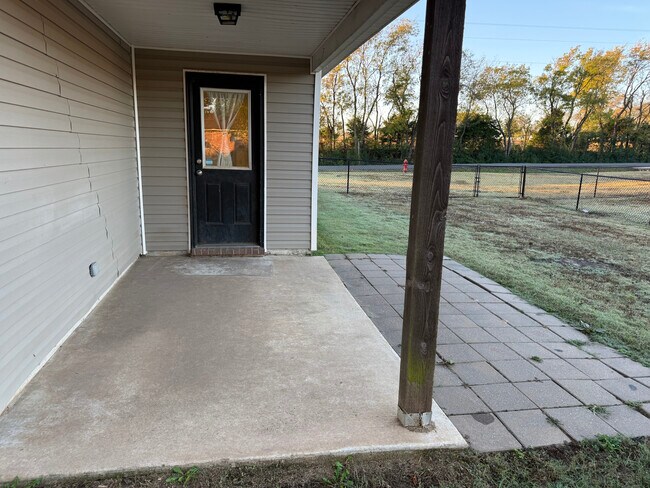 Building Photo - 1216 W Duncan Rd