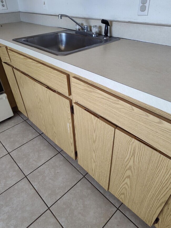 Building Photo - Welcome to Silver Springs Shores–Plaza Rid...