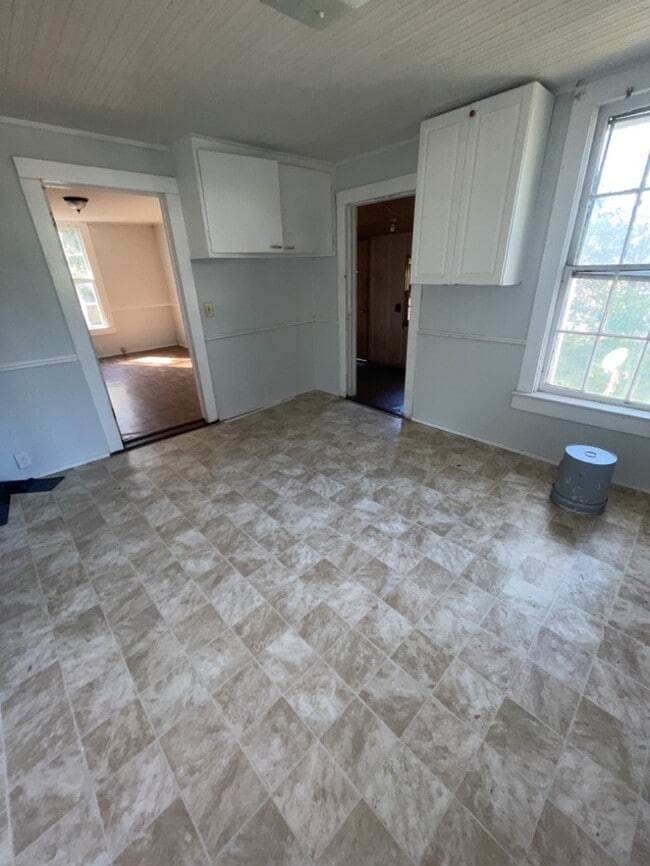 Building Photo - 2 Bedroom 1 Bathroom