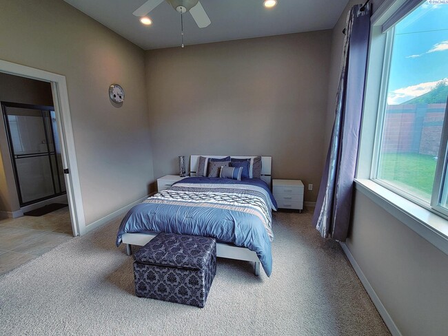 Building Photo - Large South Richland 4 Bed/3 Bath Home
