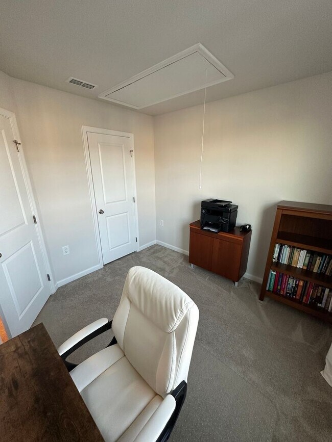 Building Photo - FULLY FURNISHED like-new Townhouse w/ Garage