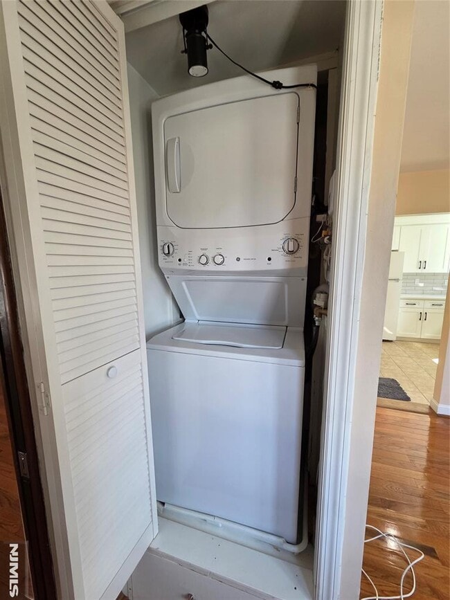 Building Photo - 14 Chestnut St