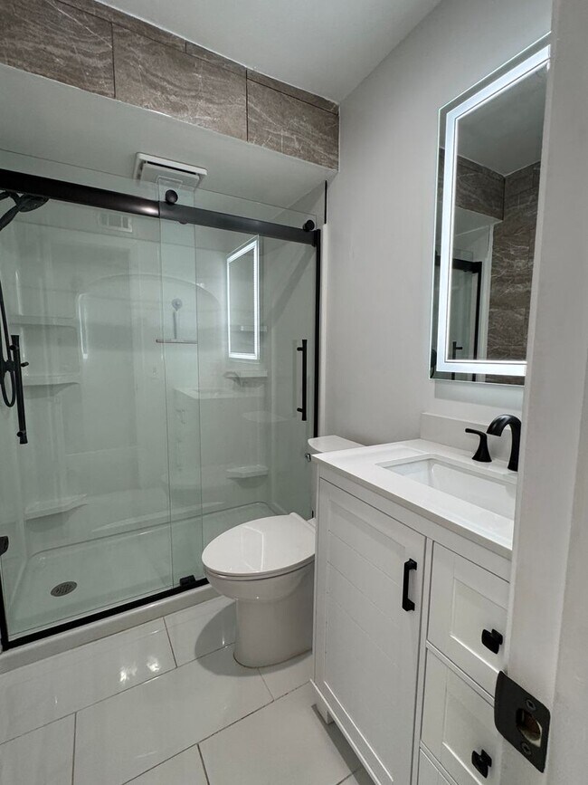 Building Photo - Spacious 2-Bedroom, 2-Bath Condo in Guard-...
