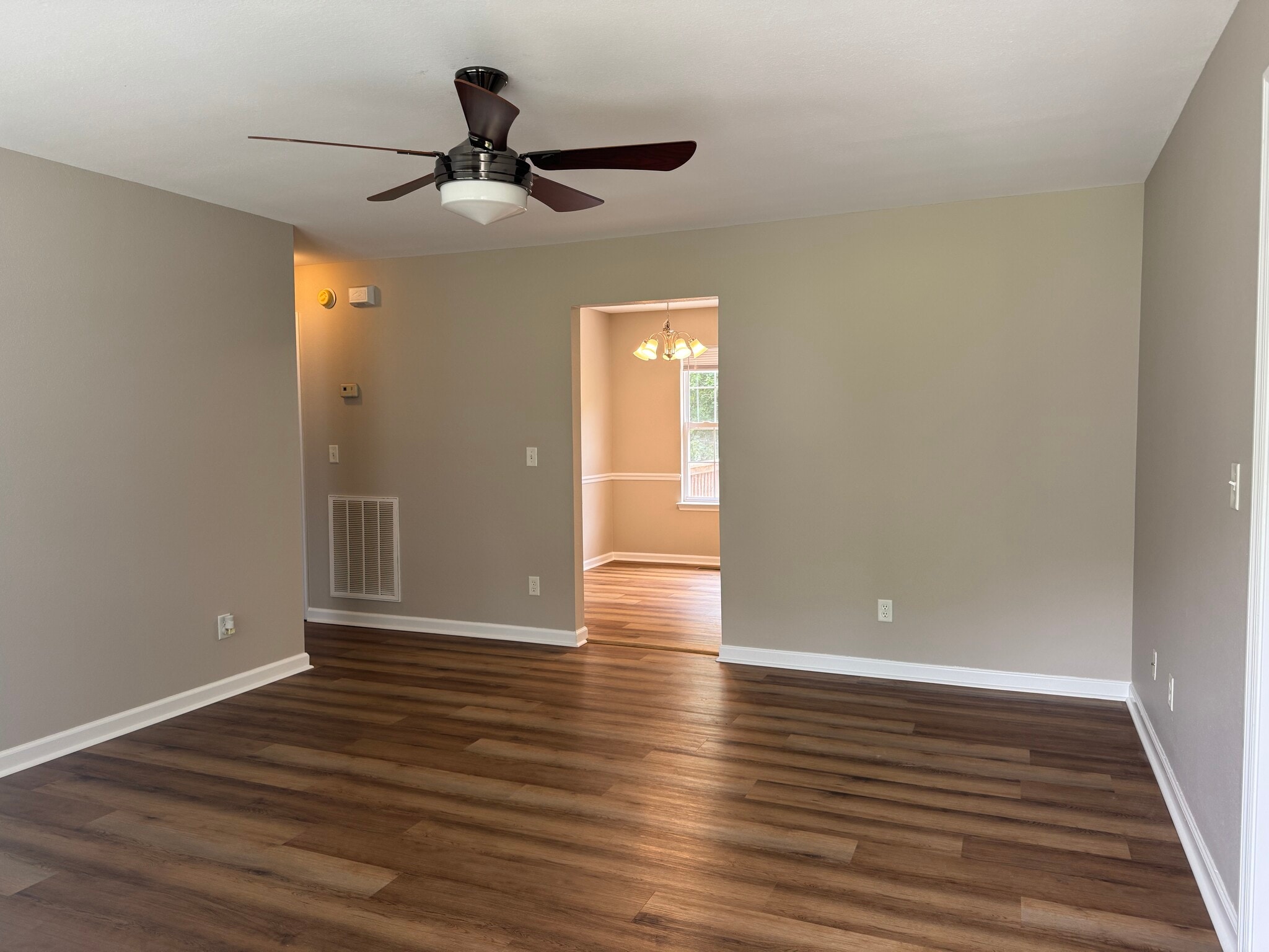 Building Photo - 216 Pinewood Dr