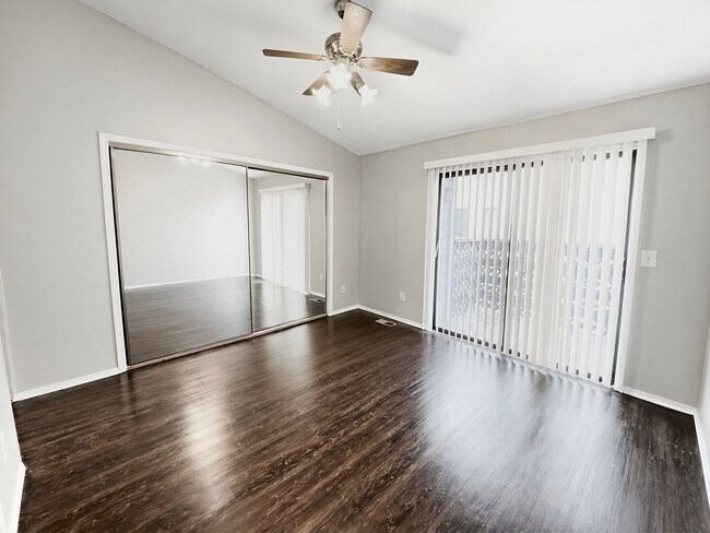 Building Photo - Charming 2 Bed / 1.5 Bath Townhome in Jenks – Great Location!