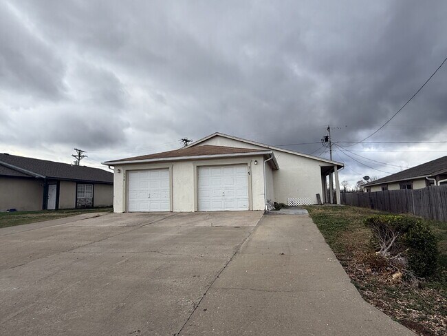 Building Photo - 3BR/Ba duplex in Branson West